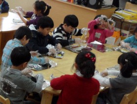 바쁜 일과... 엄마품에 맡겨요 !